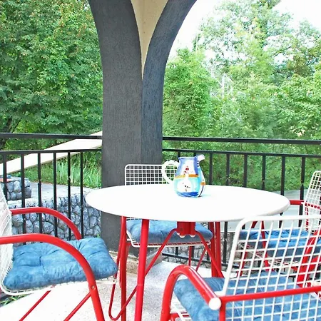 Spacious In Quiet Surrounding شقة *