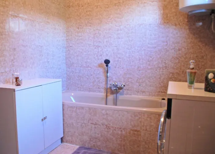 아파트 Spacious In Quiet Surrounding *