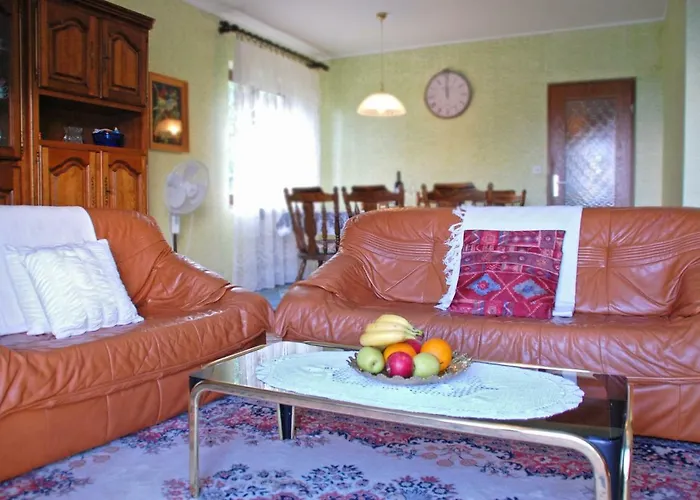 Spacious In Quiet Surrounding 아파트 Ičići