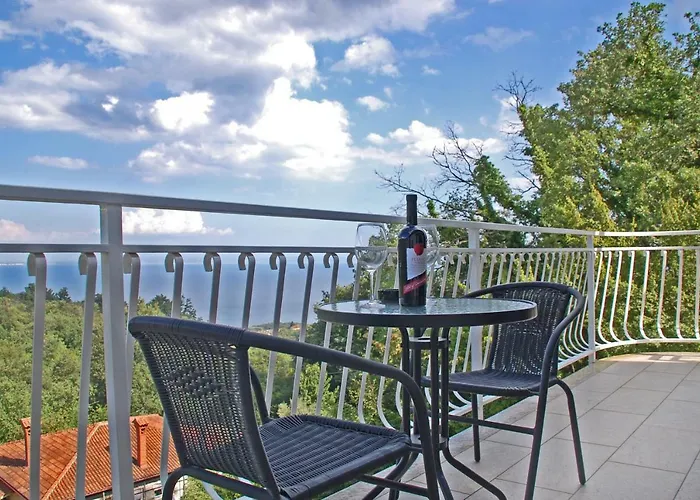 Spacious In Quiet Surrounding *